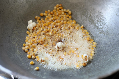 Bỏ túi bí quyết làm bánh quế vừng giòn tan bằng chảo ngay tại nhà