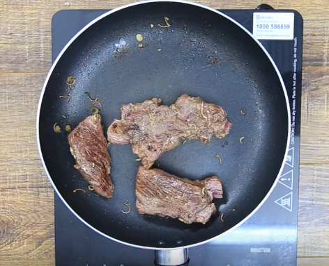 Bò ủ rơm sả độc đáo, lạ miệng đưa cơm