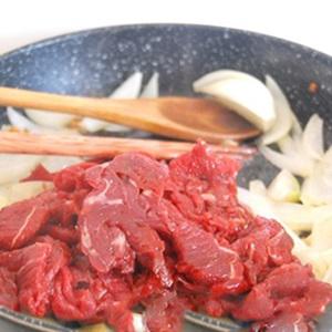 Cách làm bò xào hành tây