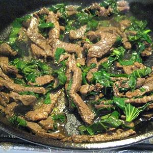 Cách làm bò xào lá lốt