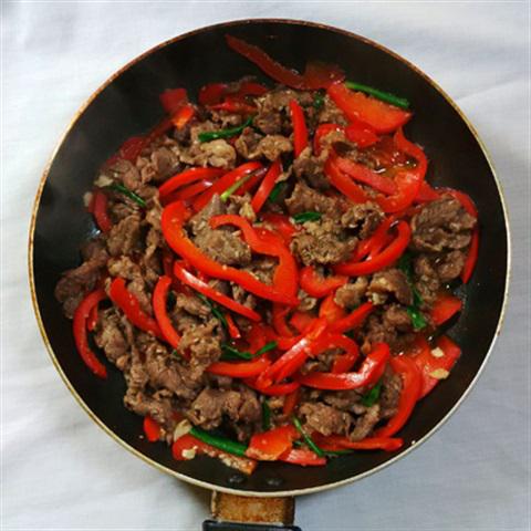 Cách làm bò xào ớt chuông đỏ