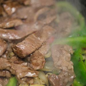 Cách làm bò xào ớt sốt tương đen