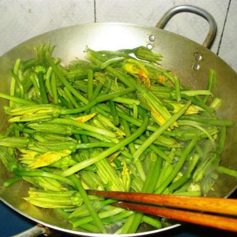 Cách làm bông bí xào thịt