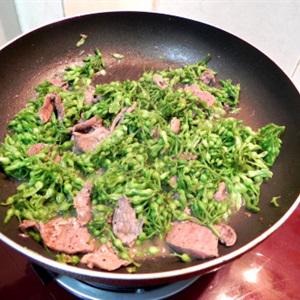 Cách làm bông thiên lý xào thịt bò