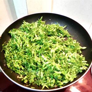 Cách làm bông thiên lý xào thịt bò