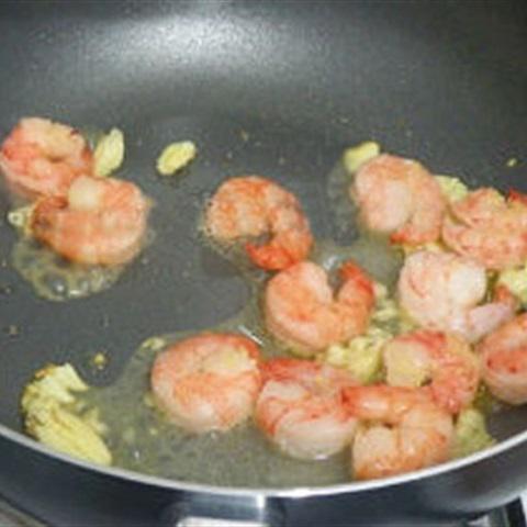 Cách làm bông thiên lý xào tôm