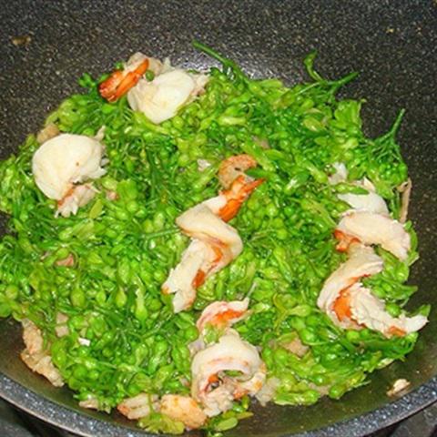 Cách làm bông thiên lý xào tôm