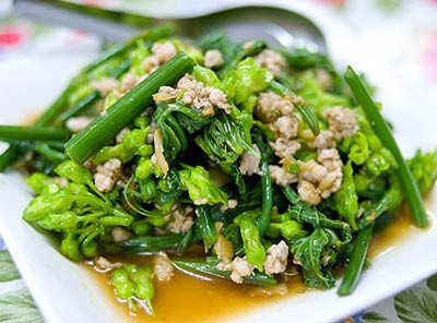 Bông thiên lý xào trứng và thịt bò