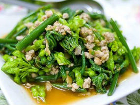 Bông thiên lý xào trứng và thịt bò