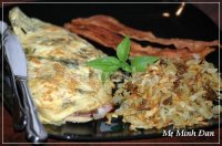 Bữa sáng kiểu Tây với trứng cuộn, thịt rán và khoai xào