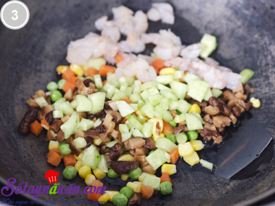 Bữa sáng ngon miệng cơm rang trứng cuộn