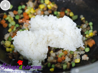 Bữa sáng ngon miệng cơm rang trứng cuộn