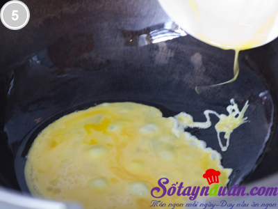 Bữa sáng ngon miệng cơm rang trứng cuộn