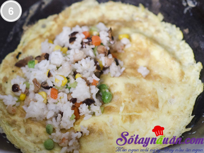 Bữa sáng ngon miệng cơm rang trứng cuộn