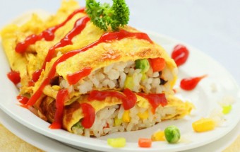 Bữa sáng ngon miệng cơm rang trứng cuộn