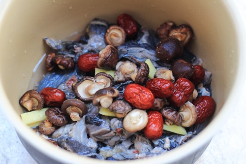 Bữa sáng ngon miệng với bánh mì trứng cút nướng