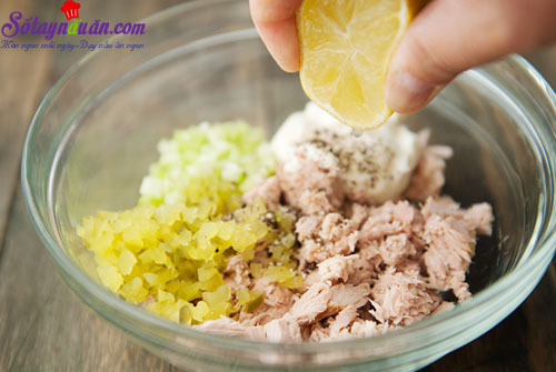 Bữa sáng nhanh gọn với bánh mì kẹp cá ngừ