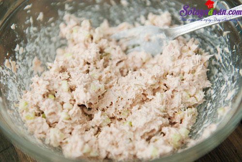 Bữa sáng nhanh gọn với bánh mì kẹp cá ngừ