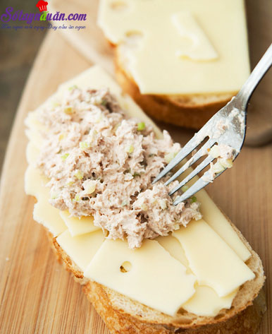 Bữa sáng nhanh gọn với bánh mì kẹp cá ngừ