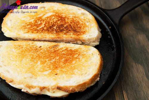 Bữa sáng nhanh gọn với bánh mì kẹp cá ngừ