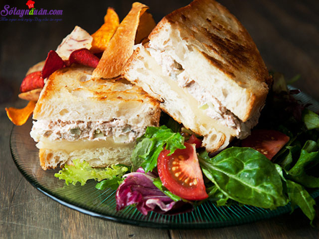 Bữa sáng nhanh gọn với bánh mì kẹp cá ngừ