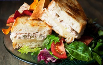 Bữa sáng nhanh gọn với bánh mì kẹp cá ngừ