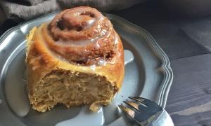 Bữa sáng nhanh gọn với burger gà phong cách Jamaica