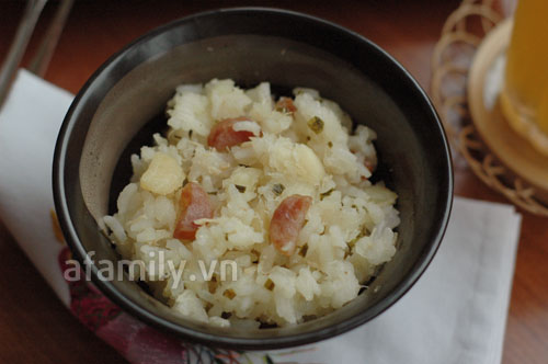 Bữa sáng thơm ngon với xôi sắn nóng hổi