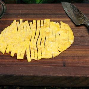 Cách làm bún bò cuốn lá lốt