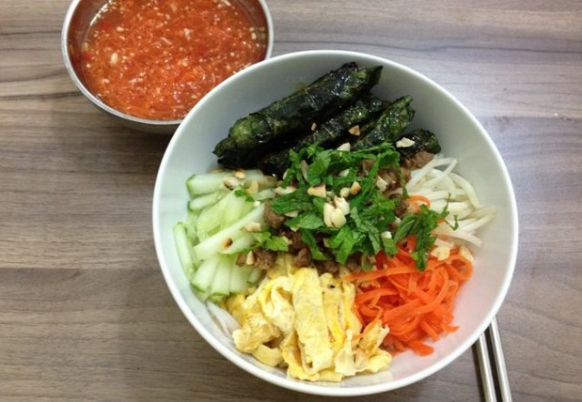 Bún bò cuốn lá lốt
