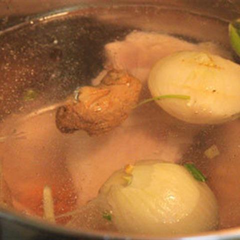 Cách nấu bún bò viên và gân bò