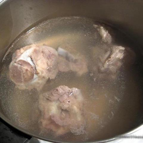 Cách nấu bún dọc mùng giò sống