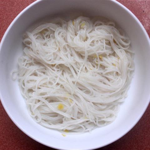 Cách nấu bún gà xé phay