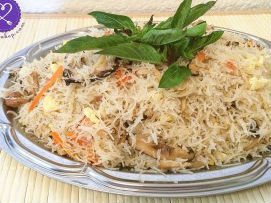 Bún gạo xào thịt gà và nấm hương