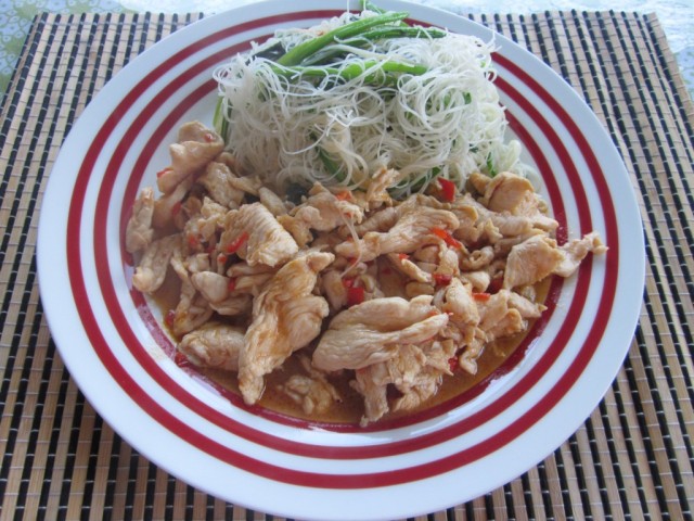 Bún gạo xào thịt gà