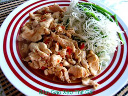 Bún gạo xào thịt gà