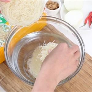 Cách làm bún khô xào thịt heo