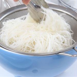 Cách làm bún khô xào thịt heo