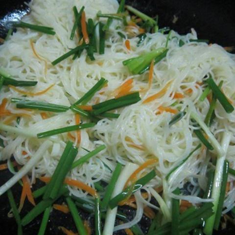 Cách làm bún khô xào trứng