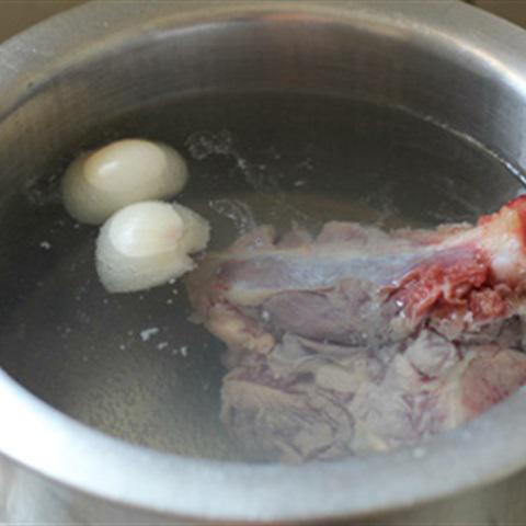 Cách nấu bún mọc giò chả