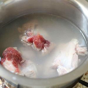 Cách nấu bún sườn hầm củ sen