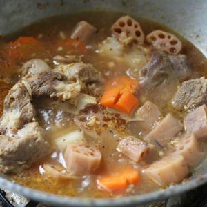 Cách nấu bún sườn hầm củ sen