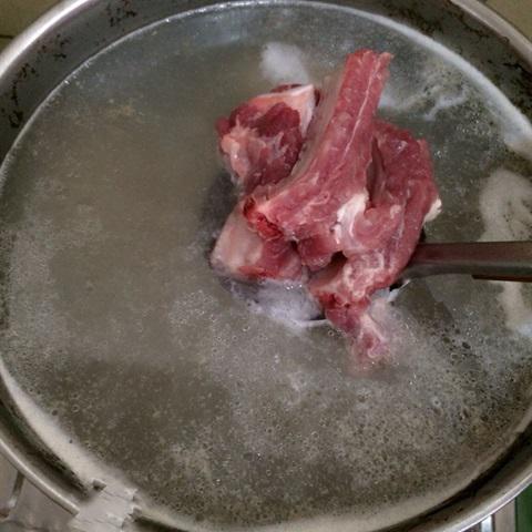 Cách nấu bún sườn mọc