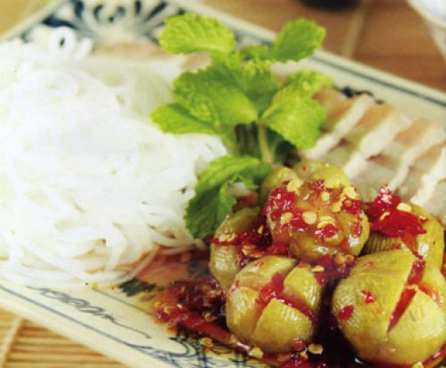 Bún thịt luộc và sấu kho