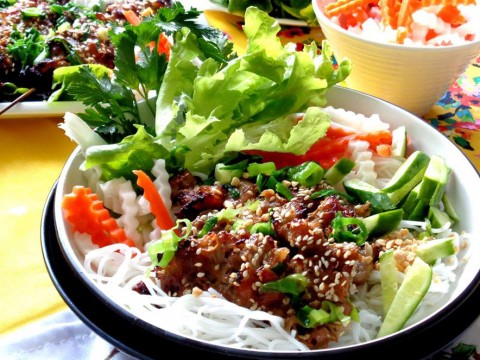 Bún thịt nướng mè