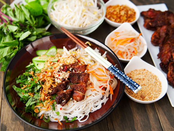 Bún thịt nướng sả – bữa ăn nhẹ hấp dẫn đến khó quên