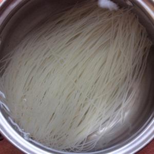 Cách làm bún thịt sốt cà chua khoai tây