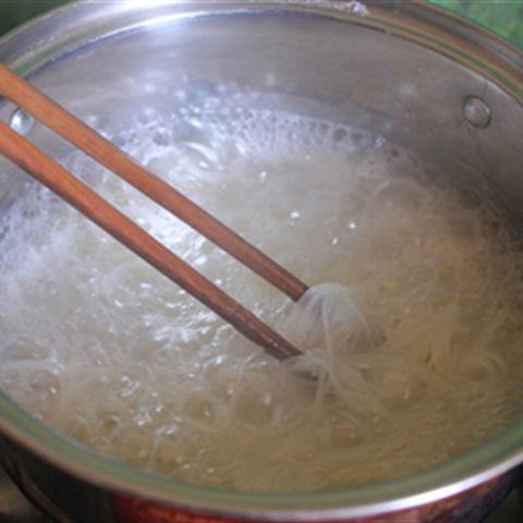 Cách làm bún thịt sốt cà chua khoai tây