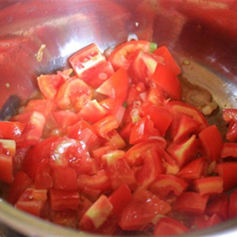 Cách làm bún thịt sốt cà chua khoai tây