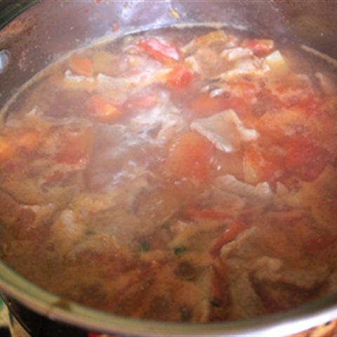 Cách làm bún thịt sốt cà chua khoai tây